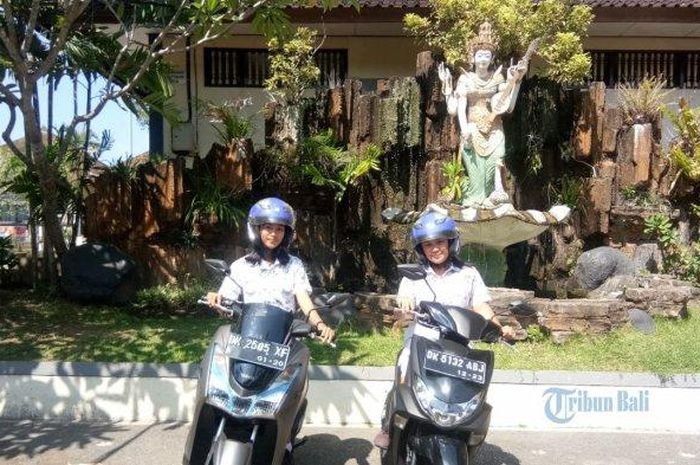 Dua siswi tengah berfoto setelah melakukan test ride dengan dua produk Yamaha, yakni Yamaha Lexi dan Yamaha FreeGo.