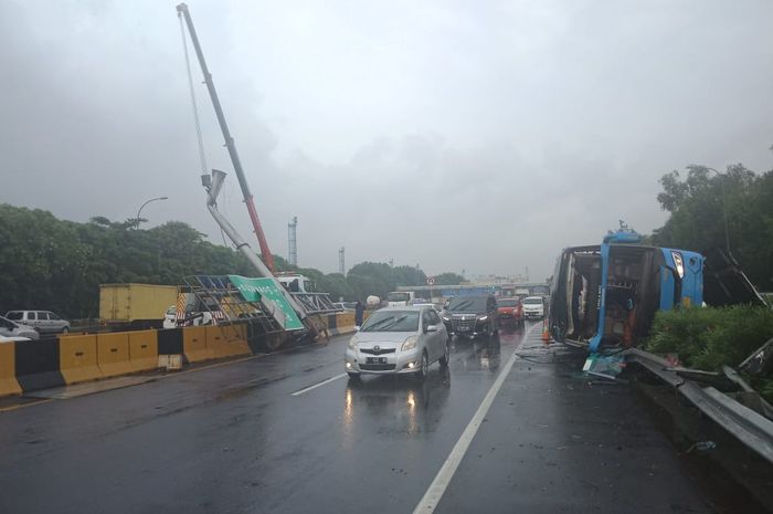 Ilustrasi. Bus Damri yang alami kecelakaan di Jalan tol Sedyatmo