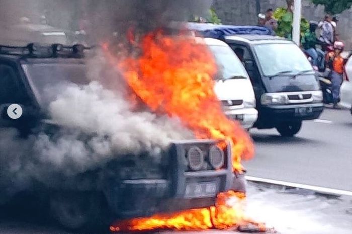 Range Rover Vogue 1999 milik Jusuf Hamka yang terbakar di Cempaka Putih, Jakpus