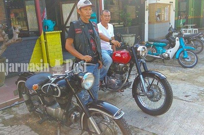 Ucok dan Anang saat menunjukkan koleksi motornya