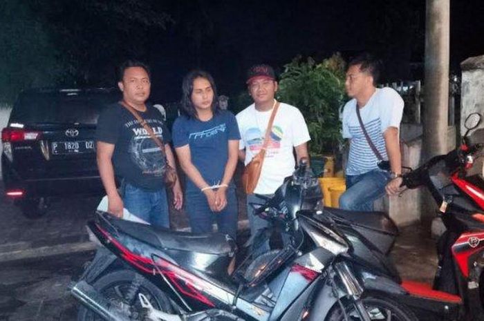 Pelaku ranmor ditangkap polisi saat diamankan ke Mapolres Situbondo. 