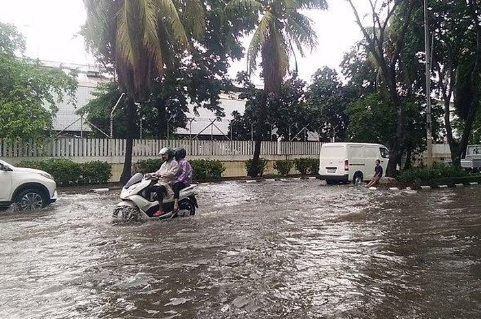 Banjir di Jalan Gaya Motor Raya, Sunter, Jakarta Utara, Jumat (24/1/2020). (Wartakotalive/Desy Selviany)