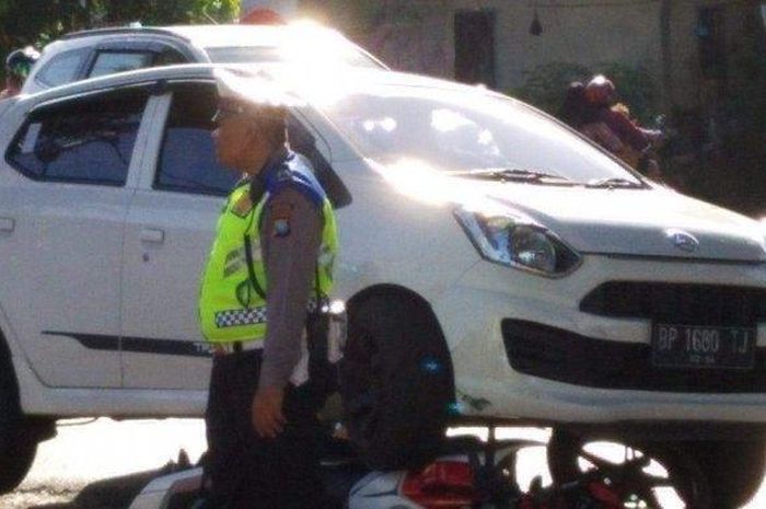 Posisi kendaraan yang terjadi kecelakaan di Jalan Ahmad Yani Kota Tanjungpinang, Jumat(24/1/2020) pagi. Detik-detik Pria Loncat Saat Ditabrak dari Belakang, Motor Ringsek Terlindas Mobil di Jalan.  