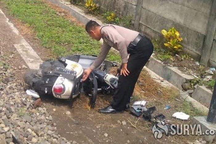 Polisi mengamankan sepeda motor korban yang rusak parah akibat ditabrak kereta api di Sidoarjo, Jumat (24/1/2020).  