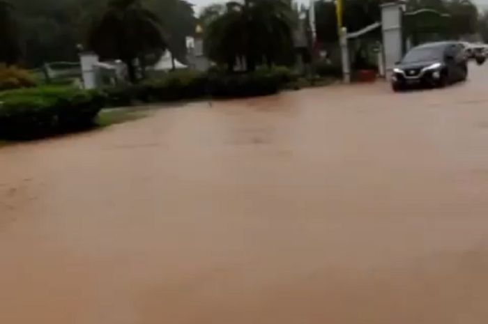 Hujan deras pagi hari menyebabkan  di Jalan Medan Merdeka Barat, pintu masuk Monas tergenang