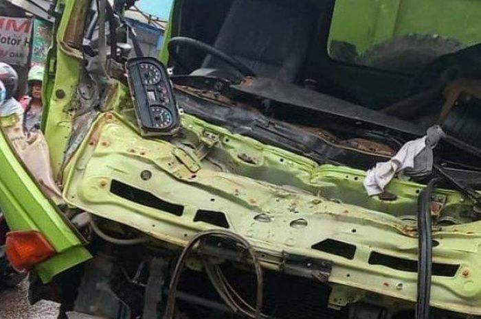 Kecelakaan truk tanah tabrak truk tanah yang mencelakai seorang pedagang kaki lima di di Jalan Raya Prabu Siliwangi, Jatiuwung, Kota Tangerang pada Jumat (24/1/2020) pukul 06.10 WIB. 