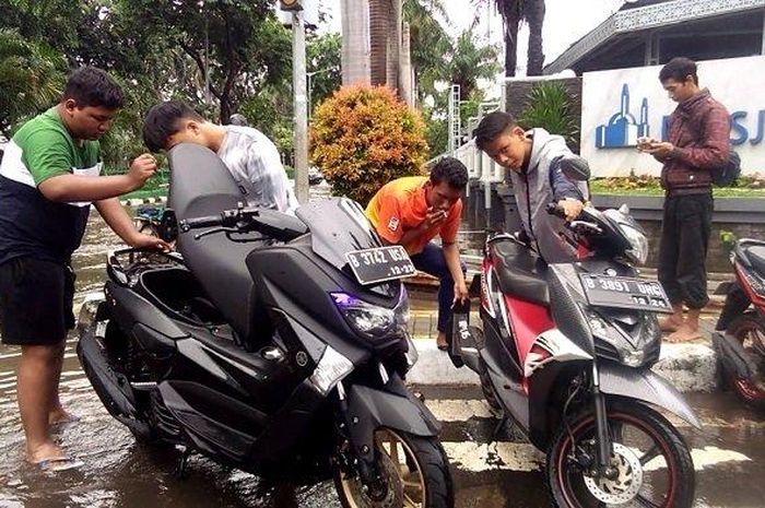 Puluhan motor mati mesin karena menerjang banjir di kawasan Sunter, Jakarta Utara. 