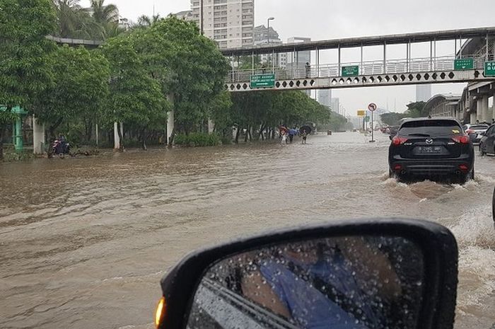 Banjir melanda kawasan Kemayoran, dekat Apartemen Mediterania, Jakarta Pusat, Jumat (24/1/2020).(Twitter/TMCPolda Metro Jaya)