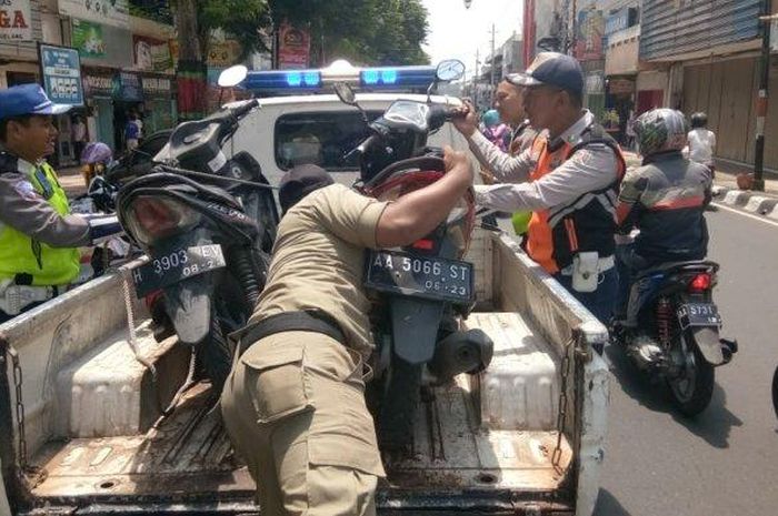 Honda Vario bernomor polisi AA 5066 ST dan Honda Revo bernomor polisi H 3903 EV diangkut karena melanggar aturan lalu lintas di Kawasan Tertib Lalu Lintas.