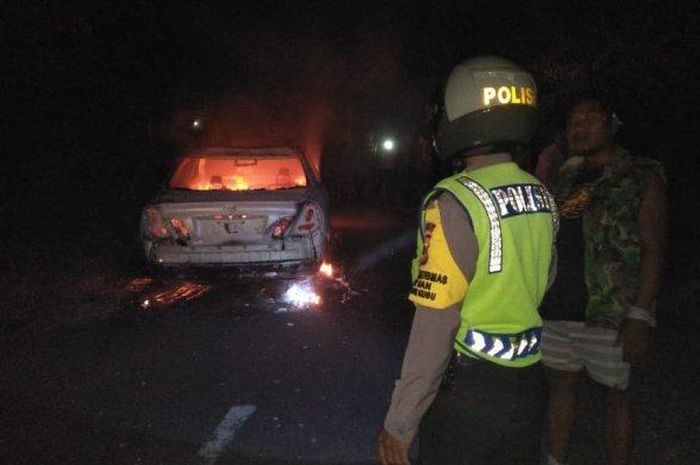Toyota Camry bernopol DK 1380 EQ terbakar saat melaju di kawasan Karangasem, Bali