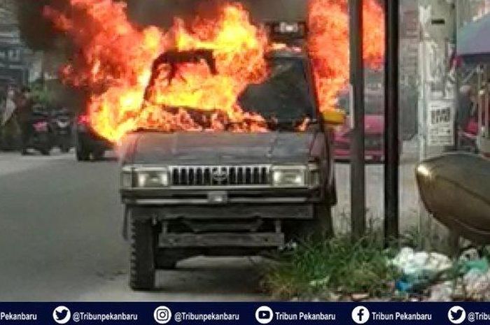 MOBIL Kijang Terbakar Saat Diparkir di Pinggir Jalan Delima Pekanbaru, Penyebabnya Masih Misteri 