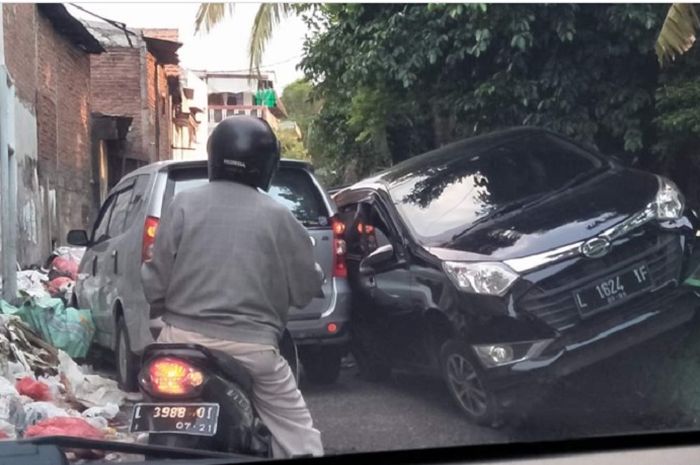 Kondisi jalan sempit dua arah dan menjadi tumpukan sampah