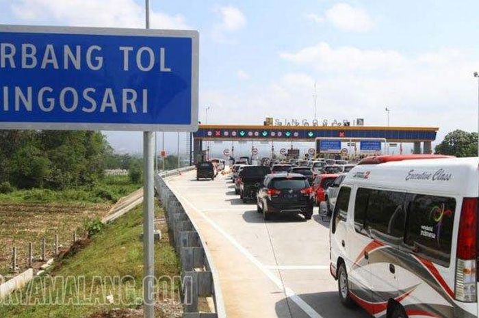 Antrean mobil di gerbang tol Singosari, Kabupaten Malang