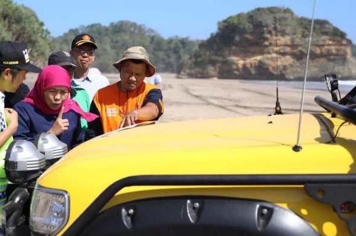 Gubernur Jawa Timur, Khofifah Indar Parawangsa terlihat di pantai dengan kendaraan off-road