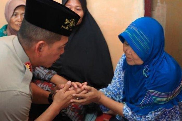Kapolresta Malang Kota Kombes Pol Leonardus Simarmata ketika bertemu keluarga Sukadi, korban meninggal setelah ditabrak oleh mobil patroli polisi