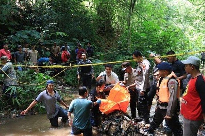 TKP penemuan tengkorak korban di tepi sungai