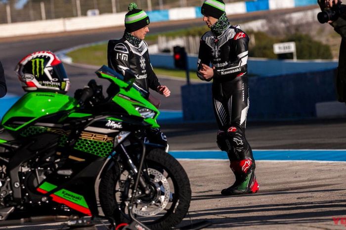 Kedua Pembalap Kawasaki Racing Team, Jonathan Rea dan Alex Lowes sudah mencicipi Kawasaki ZX-25R