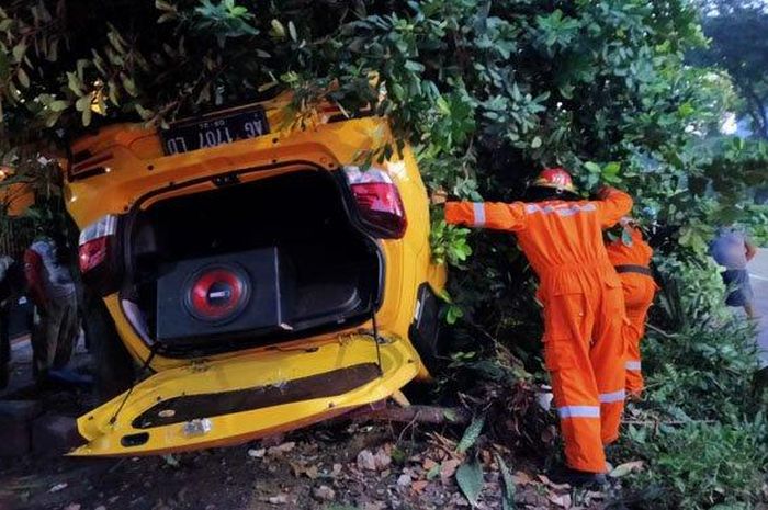 Toyota Agya terbalik dan terjang pohon setelah terlibat kecelakaan tunggal