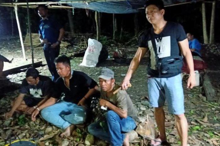 Markas judi dadu dan sabung ayam di Dusun Lasipae, Desa Sakkoli, Kecamatan Sajoanging, Kabupaten Wajo dibongkar aparat kepolisian, Selasa (28/1/2020) dini hari. 