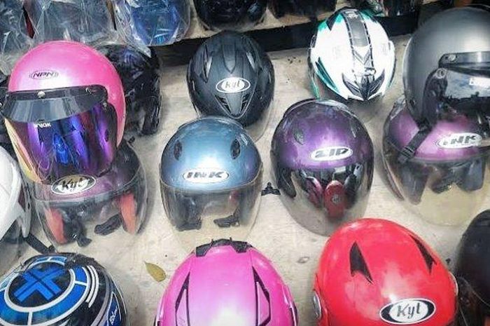 Berbagai helem bekas merek branded dijual di Pasar Loak Astanaanyar Bandung