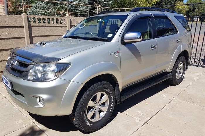 Spesifikasi Toyota Fortuner 2005 atau generasi pertama