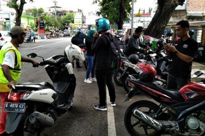 Ilustrasi motor parkir di pinggiir jalan