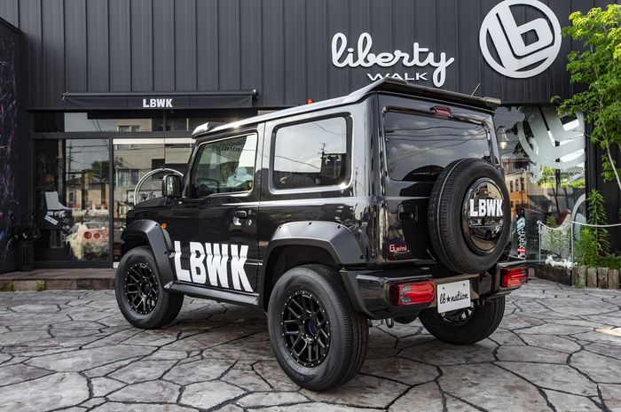 Tampilan belakang modifikasi Suzuki Jimny terbaru hasil garapan Liberty Walk