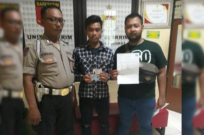 Tersangka saat di Mapolsek Rungkut  