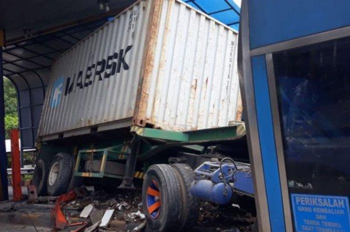 Kecelakaan melibatkan sebuah truk kontainer di Gerbang Tol Halim, Jakarta Timur, Rabu (29/1/2020) pukul 13.32 WIB.  