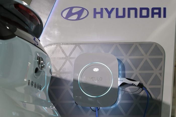 Alat pengisian dengan teknologi fast charging, yang mampu mengisi daya baterai Hyundai IONIQ Electric dari nol ke 80 persen paling cepat 57 menit.