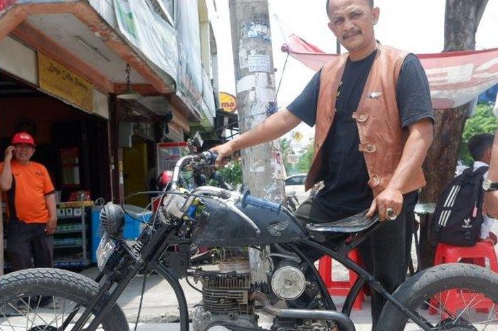 Ahmad Bengar Harahap dengan motor yang ia ciptakan dengan jenis custom pakai mesin kapal