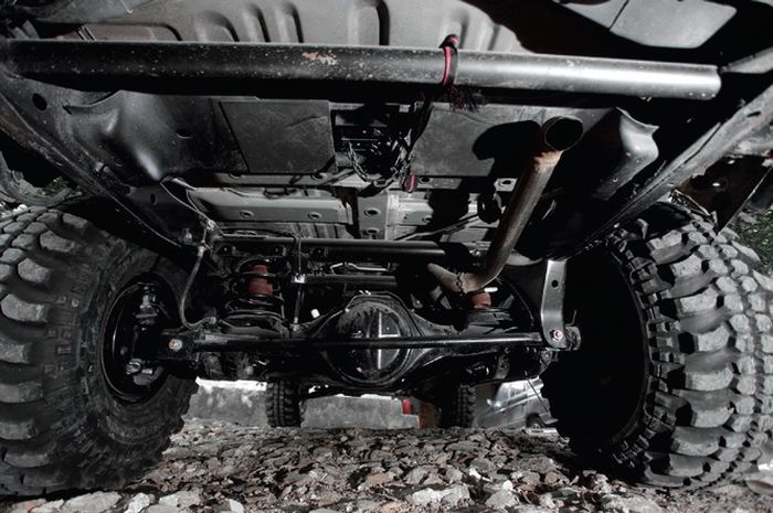 Melongok ke kolong hampir semuanya masih produk orisinal dari Pajero Sport