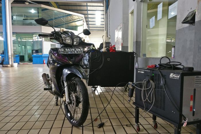 Membersihkan ruang bakar pada motor menggunakan sistem hidro carbon