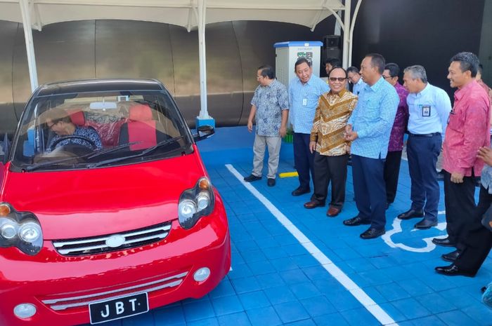 PT Jasamarga Bali Tol (JBT) bersama  PT PLN (Persero) dan PT Opinteh  Djojo Indo meresmikan Stasiun Pengisian Kendaraan Listrik Umum (SPKLU) di Pool Ruas PT JBT, Selasa (28/01/2020).