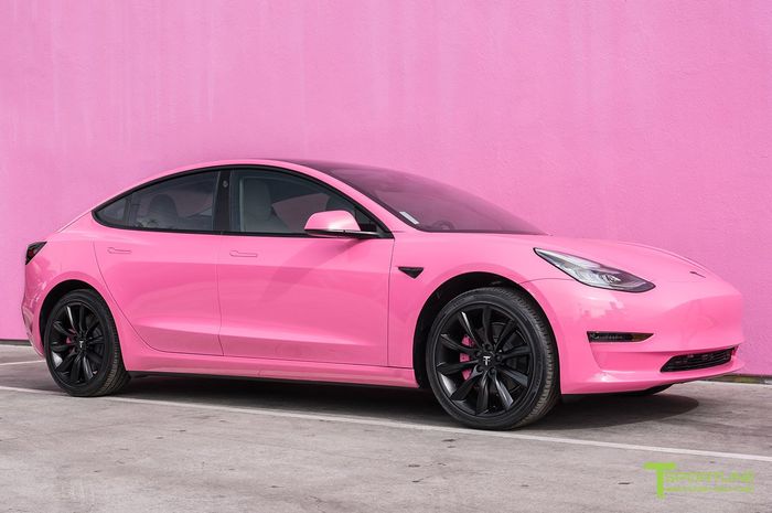 Modifikasi Tesla Model 3 dengan kelir pink