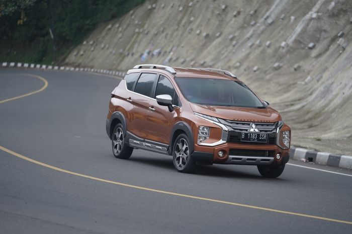 Ilustrasi Mitsubishi Xpander Cross menggunakan suspensi MacPherson Strut