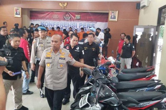Kapolres Metro Tangerang Kota, Kombes Pol Sugeng Hariyadi saat mengecek kendaraan roda dua yang disita hasil pencurian di Kota Tangerang, Kamis (30/1/2020). 