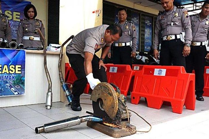 Polres Demak memusnahkan knalpot brong dan bonggol tilang di Mapolres Demak, Jumat (31/1/2020). 