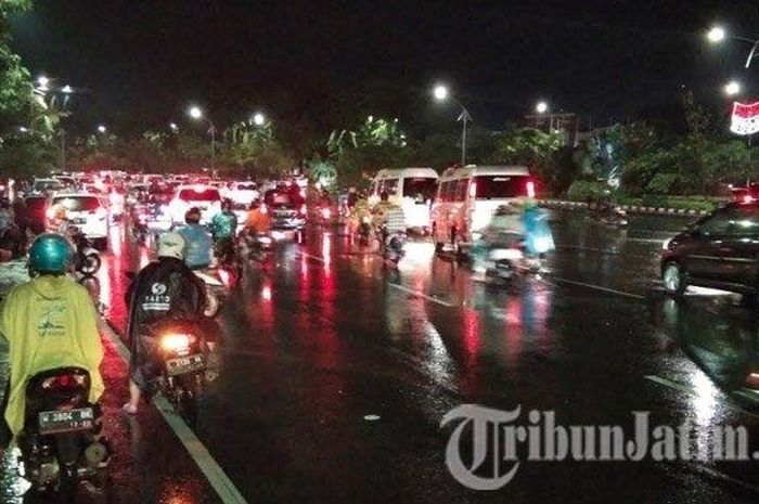 Kondisi imbas jalan A Yani Wonokromo lumpuh, kemacetan mengular hingga depan Taman Pelangi  