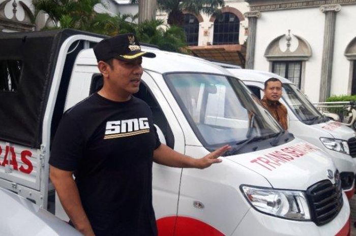 Wali Kota Hendrar Prihadi mencoba mobil dinas baru produk Esemka di halaman Balai Kota Semarang, Jumat (31/1/2020) pagi.  