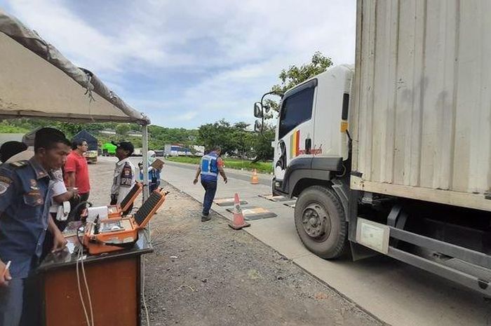 Truk ODOL kena razia di Tol Palikanci