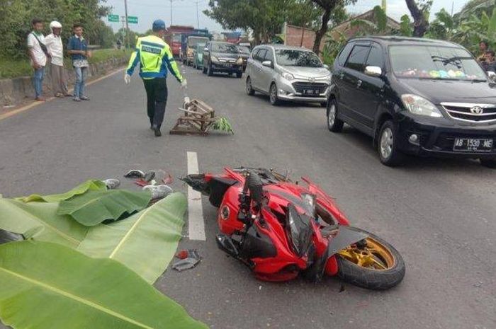 pengendara ninja meninggal di Jalan Lingkar Demak, Desa Botorejo, Kecamatan Wonosalam, Kabupaten Demak KM 26.400, Semarang-Kudus setelah terlibat laka lantas, Jumat (31/1/2020). 