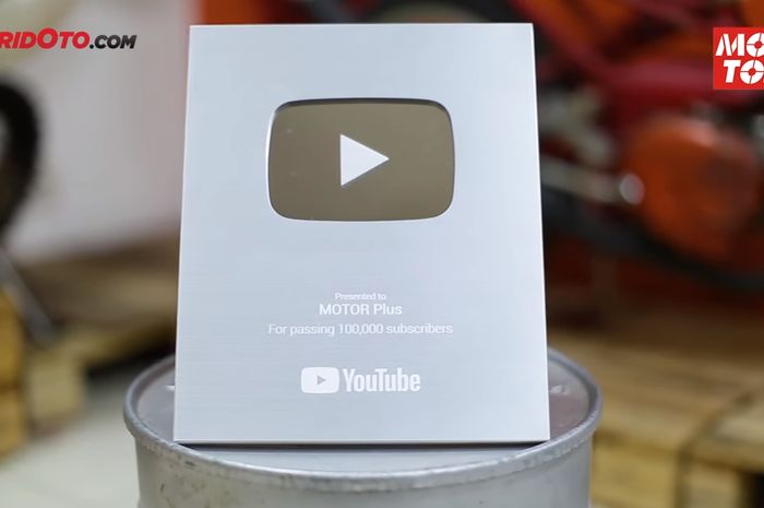 Silver Play Button Channel Motor Plus 