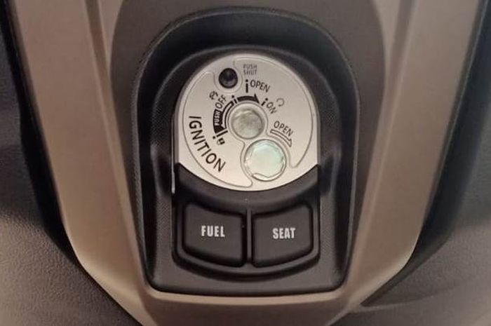 Pastikan cover kunci kontak dalam posisi tertutup saat motor parkir