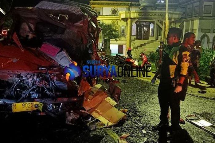 Kecelakaan lalu-lintas antara Mitsubishi dump truk tronton dengan truk tangki Toyota Dyna bermuatan air mineral memakan dua korban tewas di Jalan Raya Paka'an Kecamatan Galis Kabupaten Bangkalan, Sabtu (1/2/2020) sekitar 00.30 WIB  