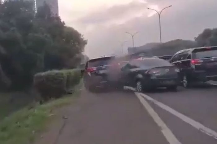 Detik-detik Mazda2 Sedan hajar Toyota Kijang Innova rebon di tol Kebon Jeruk