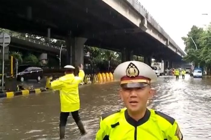 Di depan Gardu Tol Sunter Jakut, banjir 30 cm.