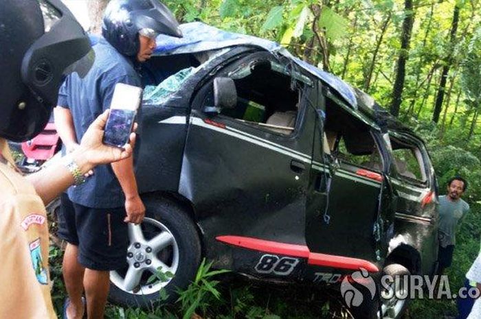 Daihatsu Luxio rusak parah setelah terlibat kecelakaan setelah lompat ke pinggir jurang dan lompati sungai