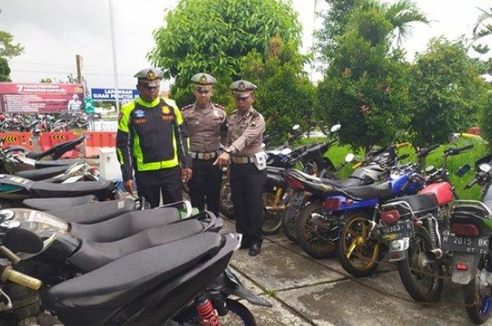 Kasatlantas Polres Salatiga, AKP Heri Sumiarso menunjukkan barang bukti motor berknalpot brong hasil operasi, Senin (3/2)