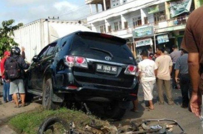Toyota Fortuner gilas dan seret lima motor dan berhenti setelah menabrak truk